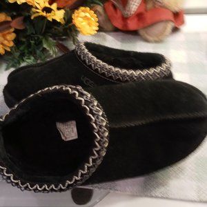 black uggs slippers